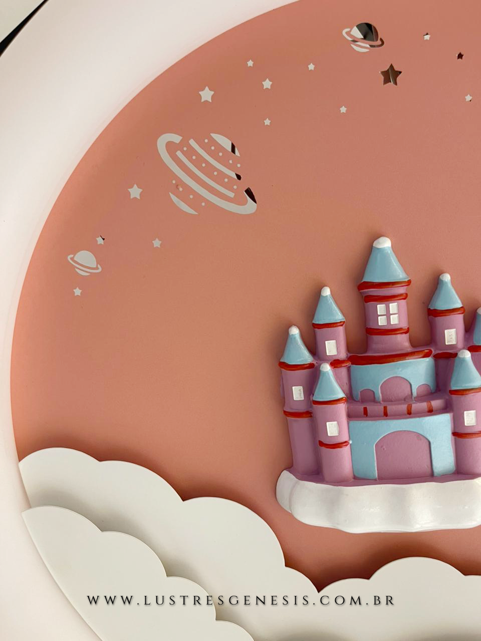 Luminária de teto ou arandela azul em formato de astronauta 3D com iluminação LED, decorada com planetas e estrelas.